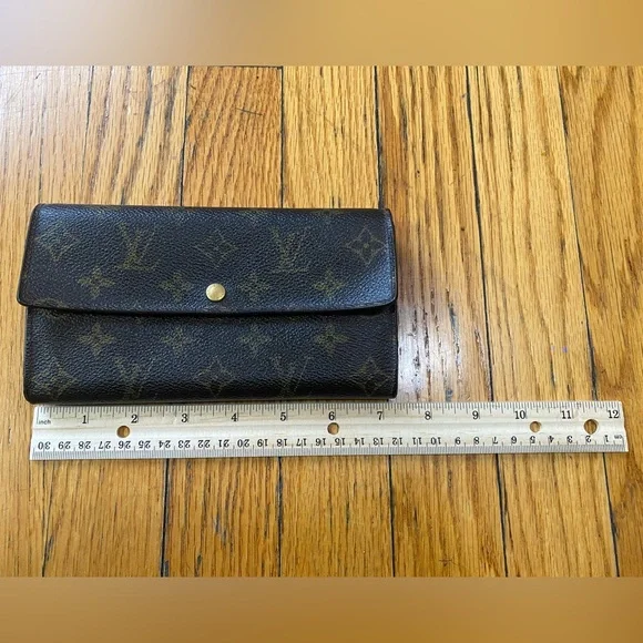 ⚜️LV: Monogram Sarah Wallet • Date Code: TH0021 - Picture 12 of 14